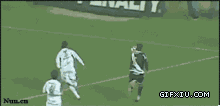 搞笑的足球比赛：这位可怜的球员被人一撞，直接滑进地下通道去了.gif(点击浏览下一张趣图)