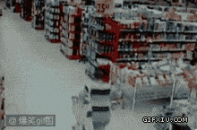爆笑gif图：超市里的2b青年(点击浏览下一张趣图)