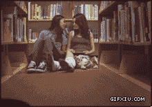 两位美女在图书馆玩暧昧(点击浏览下一张趣图)