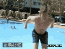 外国搞笑的男子用尽全力跳水但是水太浅了，看着头都疼，大哥这样是用命来寻刺激啊(点击浏览下一张趣图)