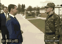 搞笑的士兵尴尬的俄罗斯总统握手没握到的尴尬动画(点击浏览下一张趣图)