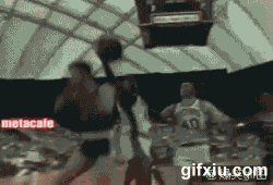 搞笑的黑人篮球队员用屁股把人给顶走了(点击浏览下一张趣图)