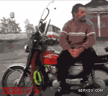 神一样的摩托哥横坐在摩托车上开车(点击浏览下一张趣图)