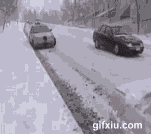 大雪路面太滑了汽车自己给跑了(点击浏览下一张趣图)