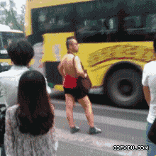 雷人的伪娘变态男子穿短裙肚兜做公交(点击浏览下一张趣图)