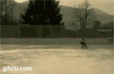 绝对爆笑溜冰的时候冰破了人都掉下去了(点击浏览下一张趣图)