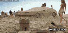 这才是堆沙堡的最高境界：在美女面前炫耀沙雕汽车~!.gif(点击浏览下一张趣图)