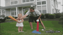 倒霉爹爹教可爱的宝贝女儿玩棒球被打到鸡鸡了(点击浏览下一张趣图)
