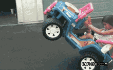 搞笑的外国小女孩玩具车玩车技： 这小孩子长大不得了呀~~~.gif(点击浏览下一张趣图)