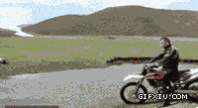 搞笑外国佬：教你怎么骑摩托过河~~~瞬间消失在河中(点击浏览下一张趣图)