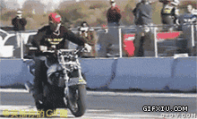 笑抽你的gif：摩托车起步太猛啦,悲剧了.gif(点击浏览下一张趣图)
