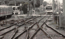 两辆火车差点相撞：这样的火车谁敢坐啊！是要吓死老子么.gif(点击浏览下一张趣图)
