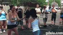 外国两位美女疯狂的当街打架路人拍照(点击浏览下一张趣图)