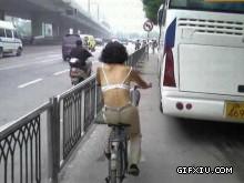 天气太热了美女骑自行车只穿胸罩罩了(点击浏览下一张趣图)