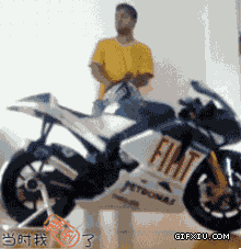 视觉错位恶搞的摩托跑车(点击浏览下一张趣图)