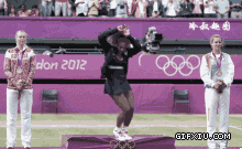 搞笑奥运：搞笑的黑人美女的金牌太兴奋的在领奖台跳舞(点击浏览下一张趣图)