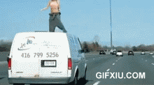 吊丝外国美女高速路上站在车顶跳艳舞(点击浏览下一张趣图)