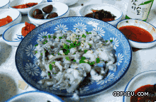 新鲜会动的韩国料理好吃吧？你敢吃吧(点击浏览下一张趣图)