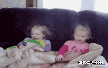 搞笑的两个宝宝头发被电起来了(点击浏览下一张趣图)