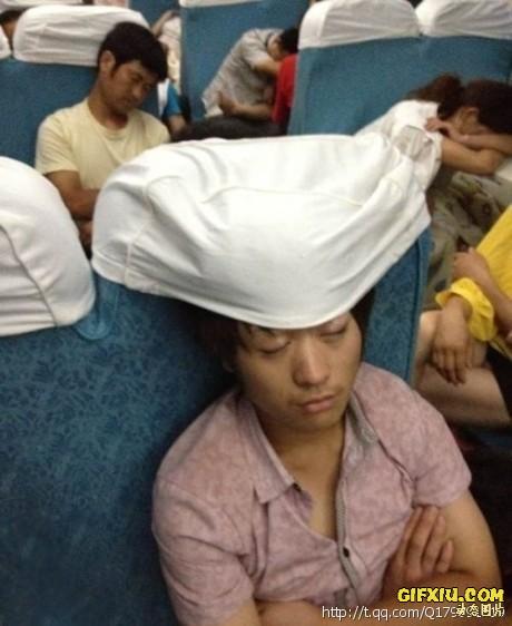 火车上雷人的睡觉姿势(点击浏览下一张趣图)