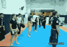 女生踢裆动画gif动态图片(4)(点击浏览下一张趣图)
