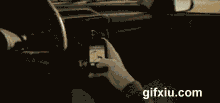 开车玩手机出车祸瞬间动图gif(点击浏览下一张趣图)