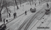 下雪的时候路面真是滑啊，人能把汽车给推走(点击浏览下一张趣图)