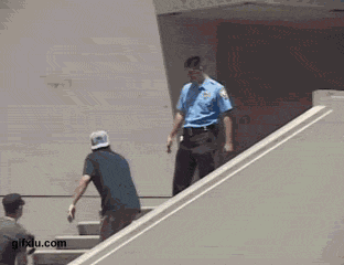 滑板车少年太刁了吧，这样戏弄警官还好不是在中国啊(点击浏览下一张趣图)
