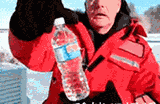 在俄罗斯一瓶矿泉水瞬间结冰(点击浏览下一张趣图)