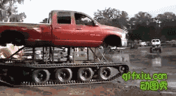 汽车改装的坦克(点击浏览下一张趣图)