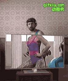 屌丝男跟着电视里面美女体操节奏跳舞，你还能再2点吗(点击浏览下一张趣图)