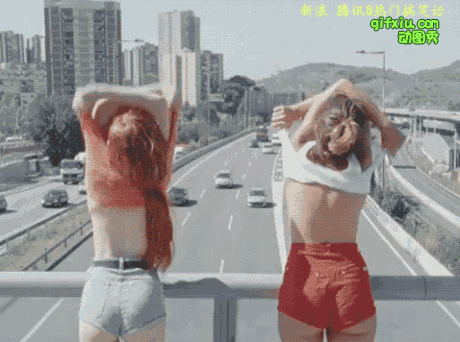 两位姑娘在城市离架桥上脱衣服，你们这是要人家出车祸的节奏啊(点击浏览下一张趣图)
