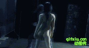 神奇电影裸女被扛起变成炮筒！(点击浏览下一张趣图)