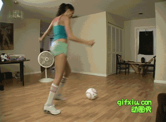 女生踢裆动画gif动态图片(5)(点击浏览下一张趣图)