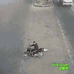 笑死人的动态图片_摩的哥摩托车瞬间被撞飞(点击浏览下一张趣图)