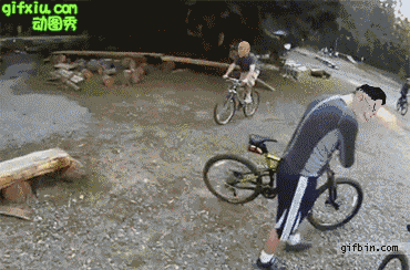 东尼木木周杰伦骑单车摔倒搞笑(点击浏览下一张趣图)