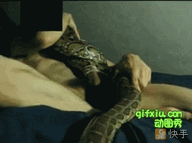 撸管最强男：外国男子用阴茎插入蟒蛇的肚子内做爱好猛的男子(点击浏览下一张趣图)