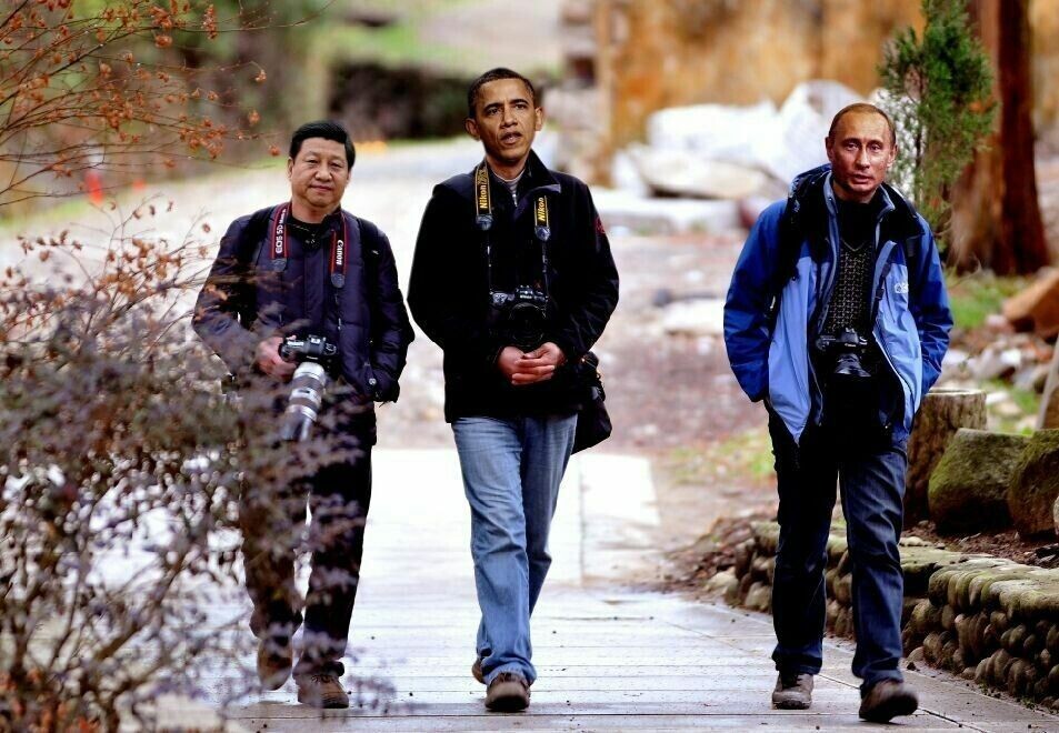俄罗斯领导人普京和米国领导人奥巴马一起拿着相机搞笑图(点击浏览下一张趣图)