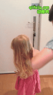 神奇搞笑爸爸用吸尘器帮女儿扎头发(点击浏览下一张趣图)