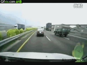 小货车撞到轿车飞出车道车祸瞬间(点击浏览下一张趣图)