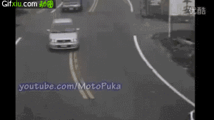 摩托车车祸太快路口撞了小轿车瞬间瓦解(点击浏览下一张趣图)