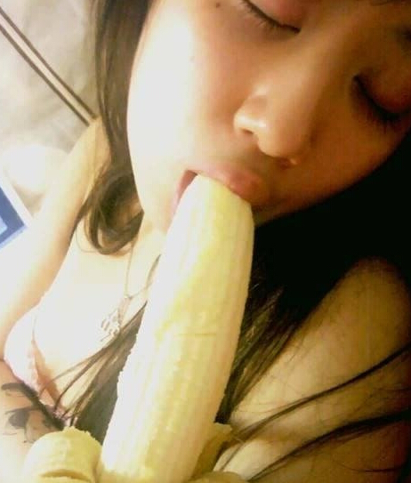 女人吃香蕉邪恶动态图片(7)(点击浏览下一张趣图)