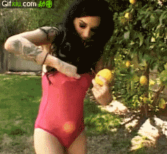 邪恶外国紧身衣妹子把果子装到下体里面了(点击浏览下一张趣图)
