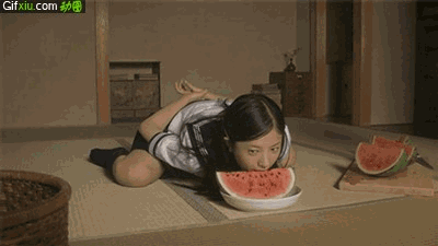 跪舔邪恶动态图：日本妹子被绑起虐待跪舔吃西瓜(点击浏览下一张趣图)