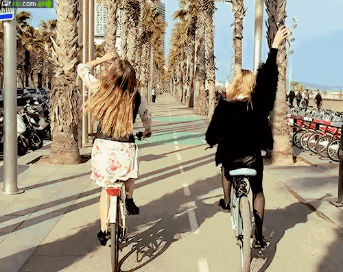 骑自行车的唯美女生动态图片(点击浏览下一张趣图)