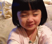 可爱的小女孩捂嘴大笑动态图片(点击浏览下一张趣图)