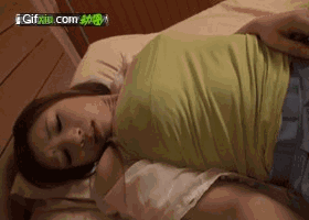 美女睡觉被男人解衣动态图片(点击浏览下一张趣图)
