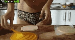 性感妹子上裸豹纹内裤在厨房做饭(点击浏览下一张趣图)