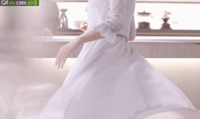 白色裙子美女裙子被风吹起动态图片(点击浏览下一张趣图)