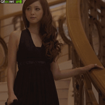 黑色礼服性感美女走楼梯图片(点击浏览下一张趣图)